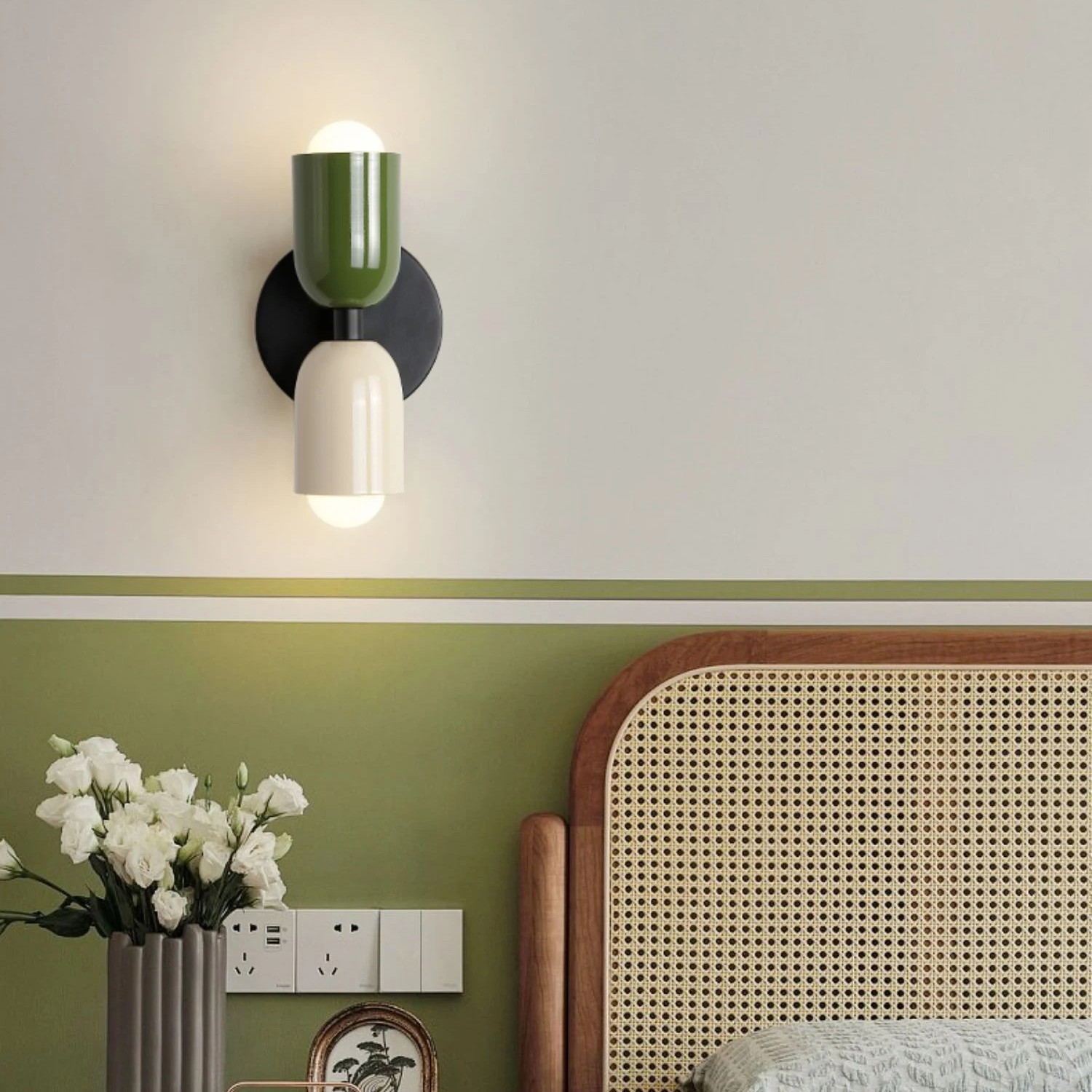 Modern Adjustable LED Wall Lamp with Dual Heads for Customizable Illumination