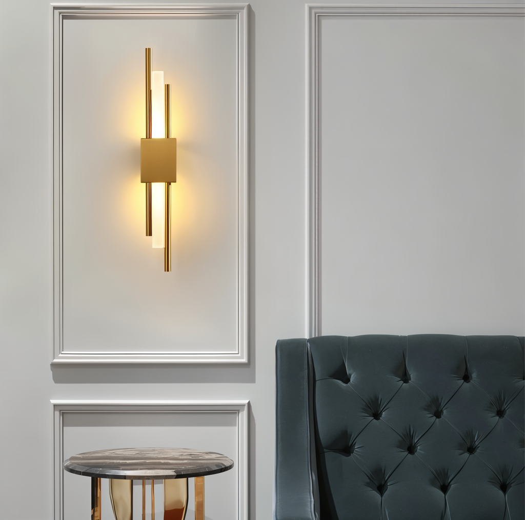 Modern Linear Wall Light in Gold and Black Finish – Sleek Minimalist Design for Elegant Interiors