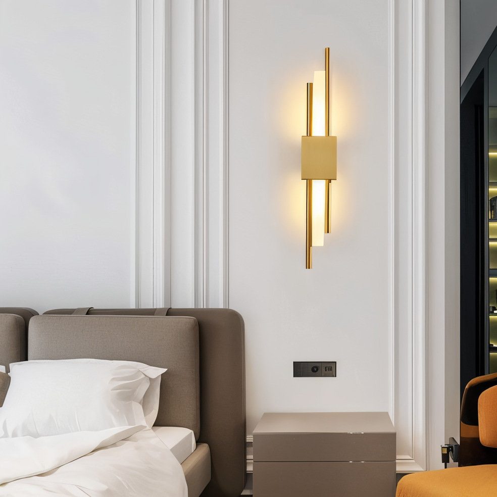 Modern Linear Wall Light in Gold and Black Finish – Sleek Minimalist Design for Elegant Interiors
