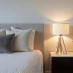 Opertsa - Lámpara de Mesa - Madera Natural y Pantalla de Tela